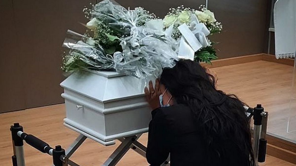 Angelica Jordao przy trumnie swojego dziecka