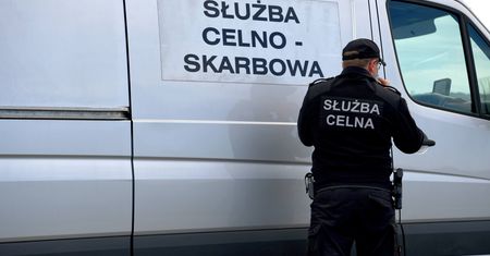 Nielegalne przesyłki ze ZEA. KAS mówi, co było w kopertach