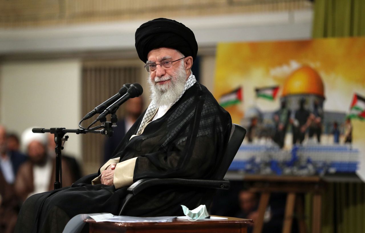 Ayatollah Khamenei proposes cutting off Israel's oil and food supplies