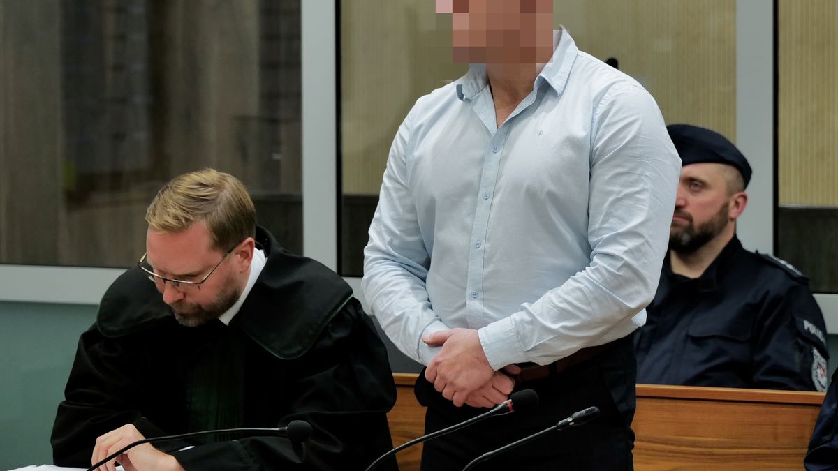 Zamość, 25.11.2025. Adwokat Jan Waszkiewicz (L) i oskarżony Paweł K. (2L) na sali rozpraw Sądu Okręgowego w Zamościu, 25 bm. Rozpoczął się proces Pawła K., który miał współpracować z wywiadem Rosji przy planowaniu zamachu na Zełenskiego. Zatrzymany przez funkcjonariuszy ABW 17 kwietnia 2024 r. w woj. lubelskim mężczyna miał zgłosić gotowość do współpracy z rosyjskimi służbami specjalnymi oraz zbierać informacje na temat Portu Lotniczego Rzeszów-Jasionka, co miało pomóc w planowaniu zamachu na prezydenta Ukrainy. W miejscu, gdzie przebywał, znaleziono m.in. nielegalną amunicję. (ad) PAP/Karol Zienkiewicz *** UWAGA!!! ZAKAZ PUBLIKACJI WIZERUNKU I DANYCH OSOBOWYCH OSKARŻONEGO! ***