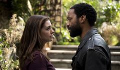 Nowy film „Skazani na siebie” w HBO. Anne Hathaway oraz Chiwetel Ejiofor w rolach głównych (wideo)