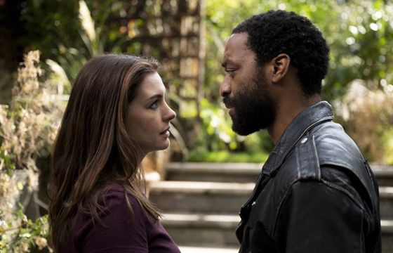 Nowy film „Skazani na siebie” w HBO. Anne Hathaway oraz Chiwetel Ejiofor w rolach głównych (wideo)
