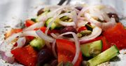Dlaczego Grecy jedzą tę sałatkę niemal codziennie? Odpowiedź cię zaskoczy