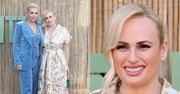 Odmieniona Rebel Wilson pozuje z ukochaną na ściance. Niedawno odbył się ich bajkowy ŚLUB