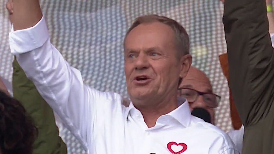 Donald Tusk na Marszu Wolności śpiewał na scenie