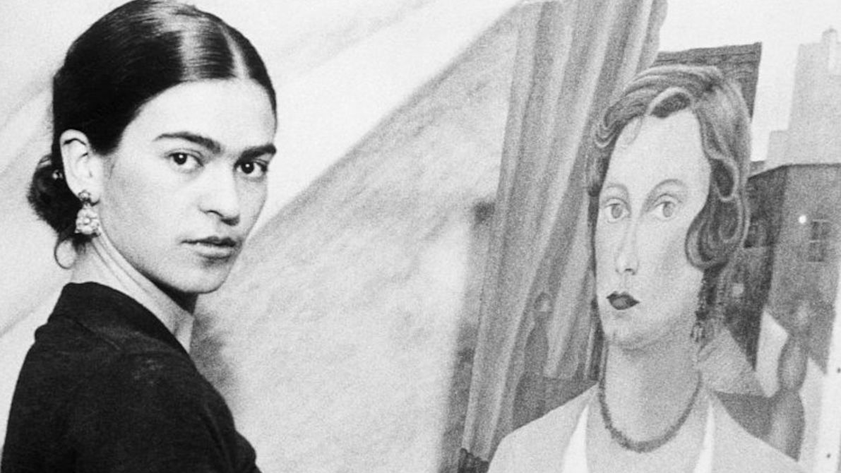 Frida Kahlo malująca obraz.