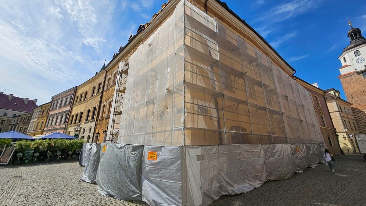 Rusztowanie przy kamienicy Rynek/Jezuicka na Starym Mieście w Lublinie