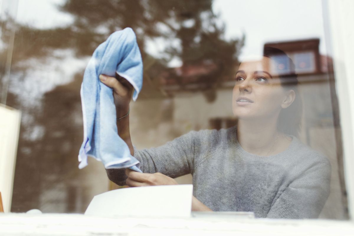 Mycie okien. Zapomnij o drogim detergencie – zastosuj domowy sposób na szyby bez smug