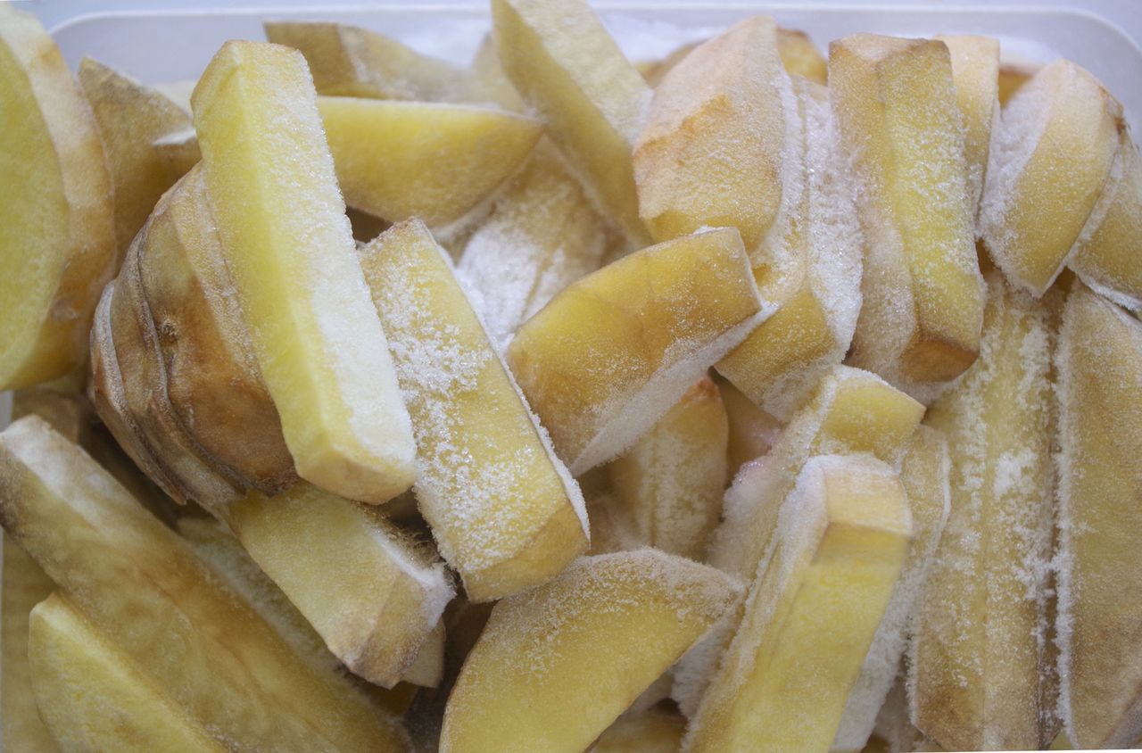 Więcej dodatków niż kalorii. Co się kryje w mrożonych frytkach?
