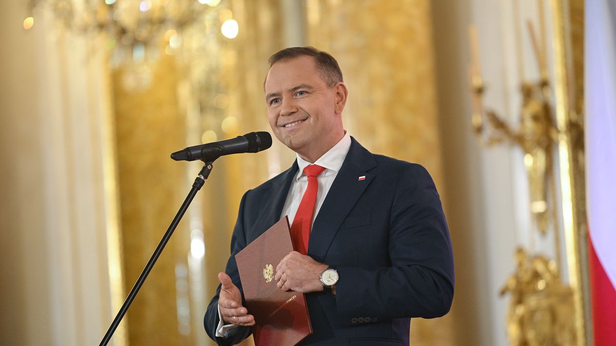 Warszawa, 11.06.2025. Prezydent elekt Karol Nawrocki przemawia po odebraniu z rąk przewodniczącego PKW uchwały ws. stwierdzenia wyniku wyborów prezydenckich, 11 bm. na Zamku Królewskim w Warszawie. W drugiej turze wyborów prezydenckich zwycięzcą został popierany przez PiS Karol Nawrocki, uzyskując 50,89 proc. głosów. Kandydat KO Rafał Trzaskowski zdobył 49,11 proc. poparcia. (amb) PAP/Marcin Obara
