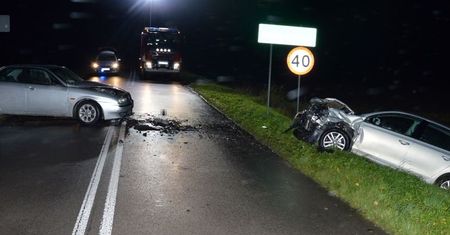 Rachodoszcze: 76-latka w alfie nagle zjechała na czołówkę z volkswagenem