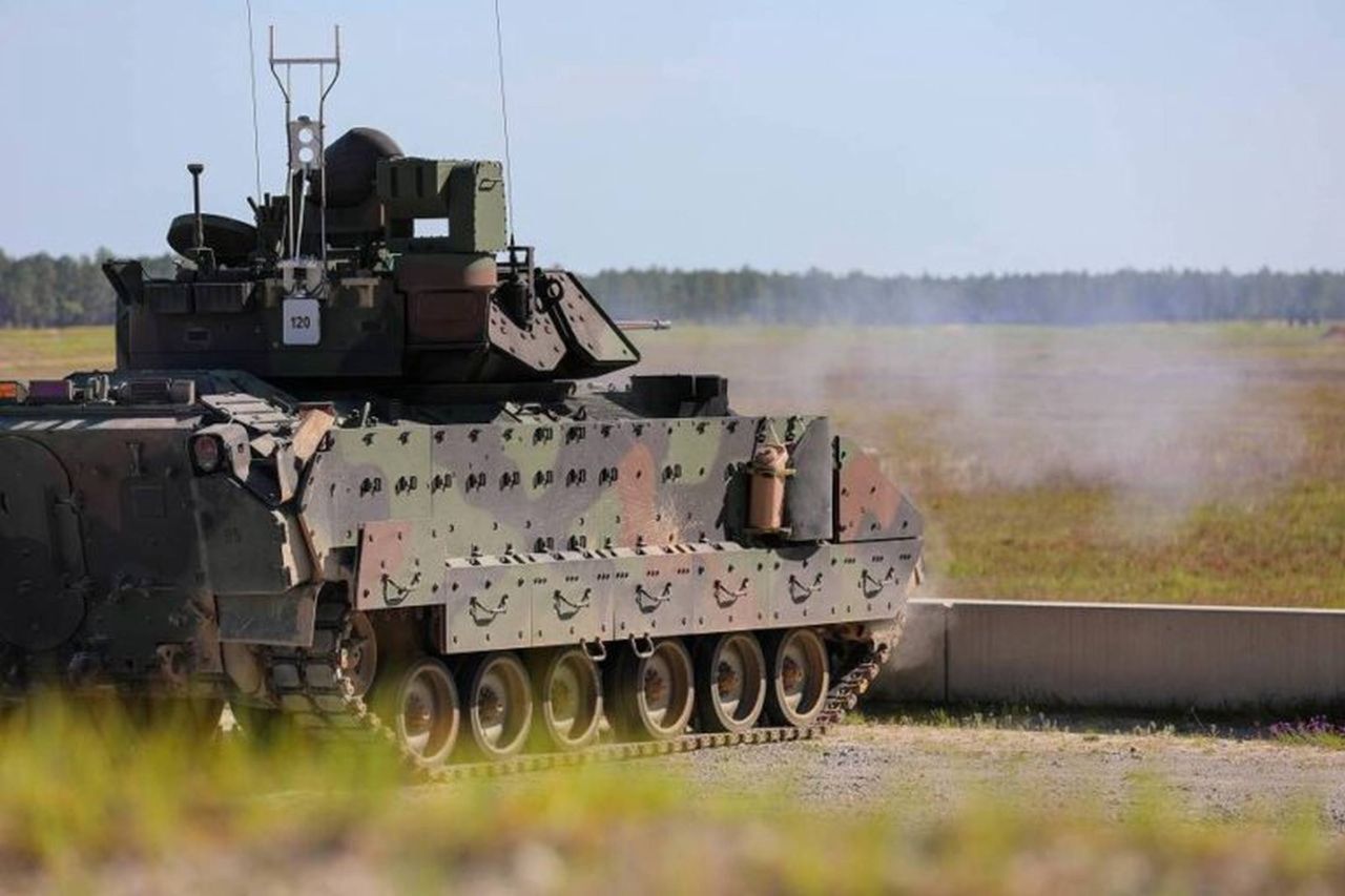 M2 Bradley jest uzbrojony w armatę automatyczną M242 kalibru 25 milimetrów, karabin maszynowy M240C kalibru 7,62 milimetra i dwie wyrzutnie przeciwpancernych pocisków kierowanych TOW
