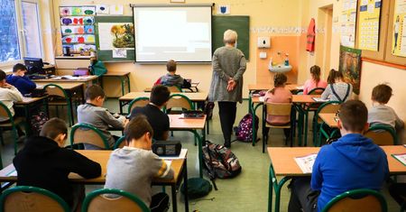 Paski wypłat nie kłamią. Tyle naprawdę zarabiają nauczyciele