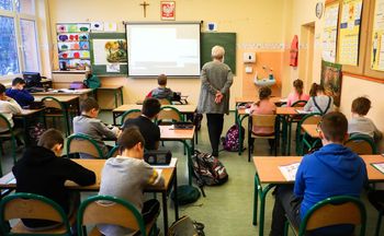 Paski wypłat nie kłamią. Tyle naprawdę zarabiają nauczyciele