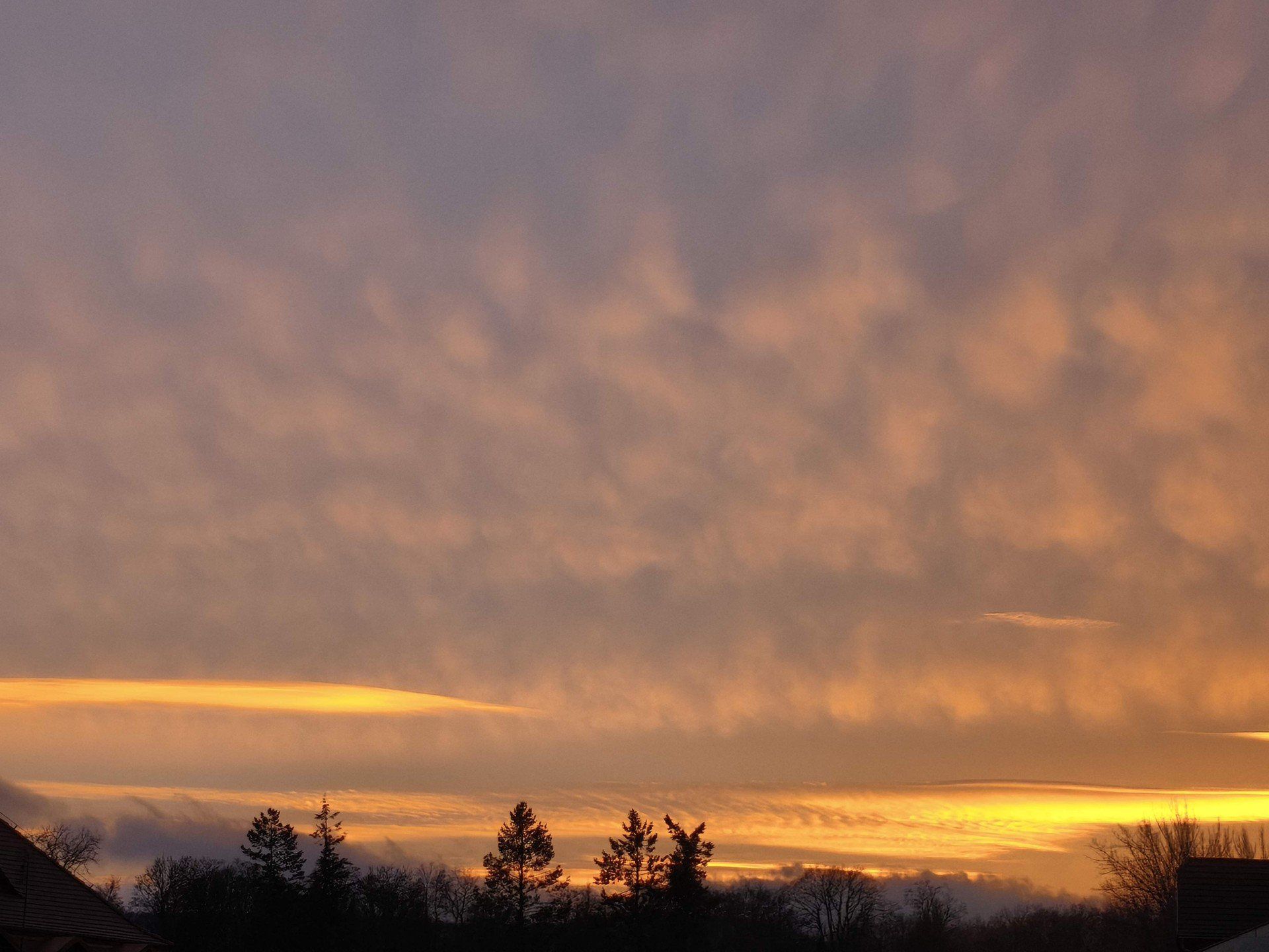 Stranger Things? Nie, to niesamowite wieczorne niebo nad Dolnym Śląskiem