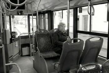 Znieważyli starszą kobietę w autobusie. Jej syn wziął sprawy w swoje ręce