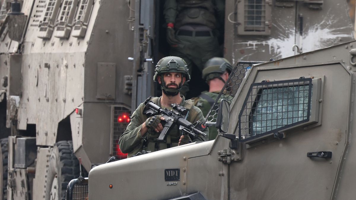 Israeli soldiers take position during an army operation in the West Bank city of Nablus, 27 August 2025. According to the Palestinian Health Ministry, at least 30 Palestinians were wounded during the operation. According to the Palestinian news agency Wafa, Israeli forces imposed a siege on the Old City of Nablus during the operation, during which one Palestinian was detained, and several families were evicted from their homes. EPA/ALAA BADARNEH Dostawca: PAP/EPA.