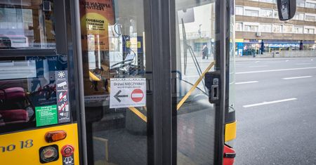 Autobus ciągnął ją po jezdni. Kara to 1240 złotych oraz 50 groszy
