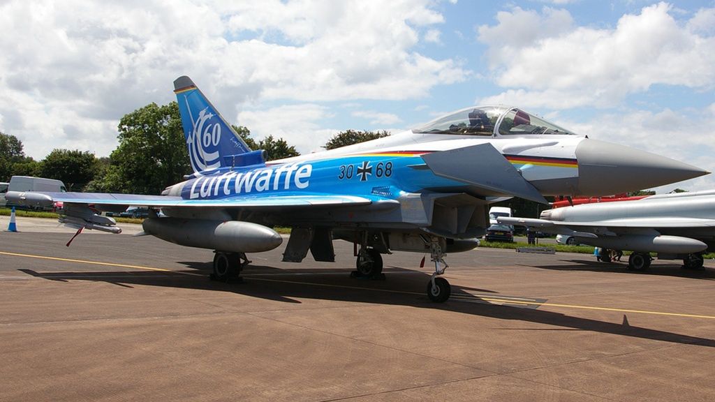 Myśliwiec Eurofighter w malowaniu okolicznościowym z okazji 60-lecia Luftwaffe