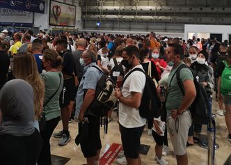 Horror na lotnisku. Ścisk i zero dystansu. Tak wygląda reżim sanitarny w praktyce