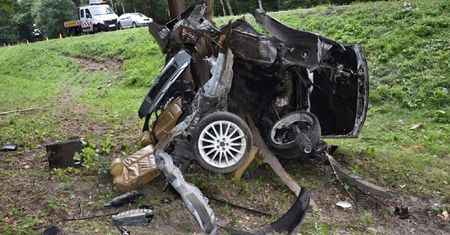 Samochód owinął się wokół drzewa. 20-latek zginął na miejscu