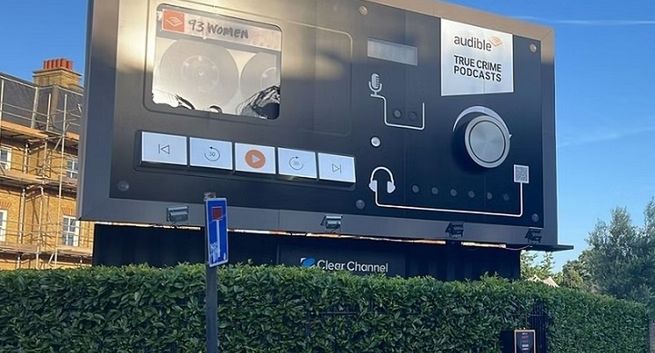 Kasety magnetofonowe na billboardach Audible