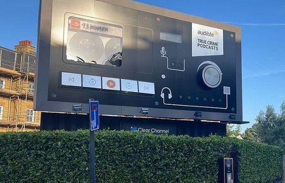 Kasety magnetofonowe na billboardach Audible