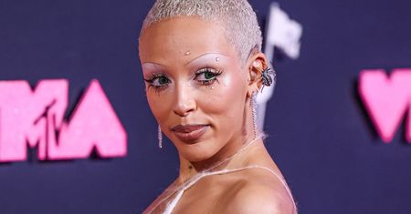 "Ciarki żenady". Doja Cat przyszła na galę w mokrej, prześwitującej sukience