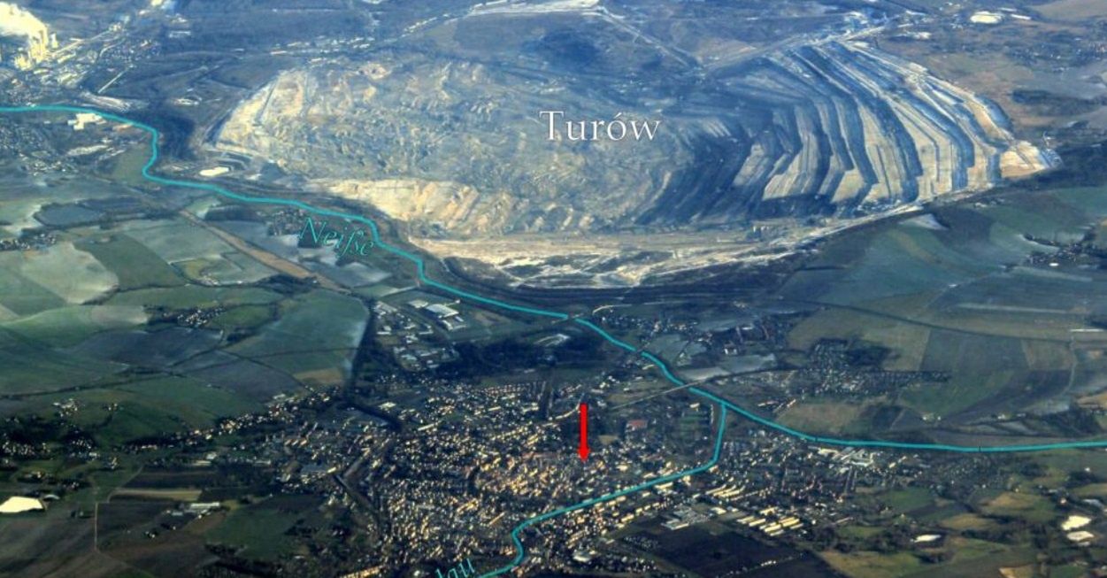 Czerwona strzałka wskazuje budynek w Zittau, który uległ szczególnym uszkodzeniom