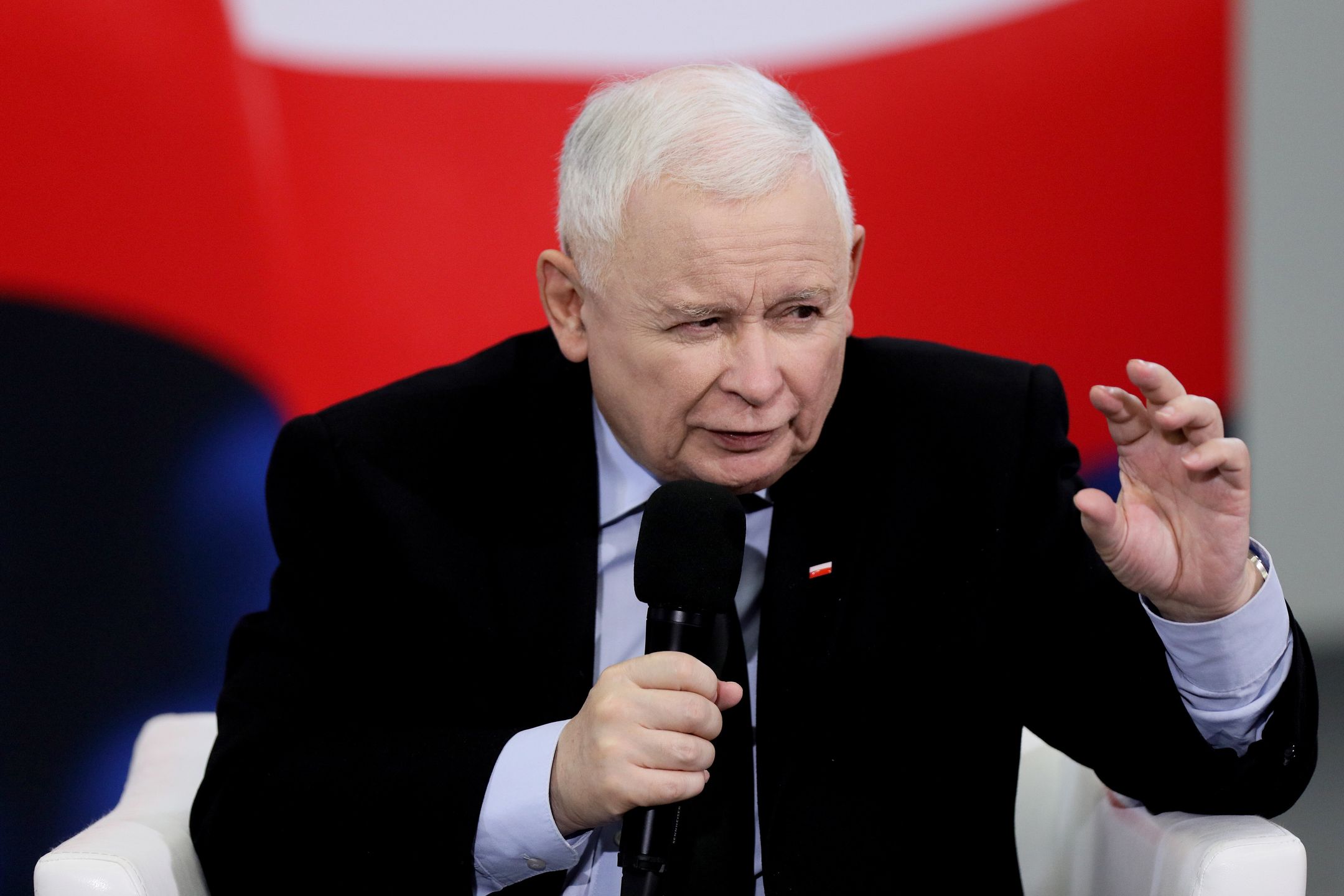 Żywiec, 13.11.2022. Prezes Prawa i Sprawiedliwości Jarosław Kaczyński podczas spotkania z mieszkańcami miasta w Miejskim Centrum Kultury w Żywcu, 13 bm., w ramach objazdu po kraju i spotkań z wyborcami. (amb) PAP/Tomasz Wiktor