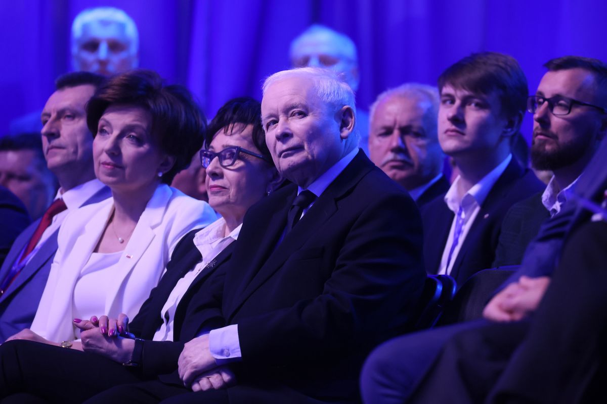 Jarosław Kaczyński, Elżbieta Witek i  Marlena Maląg na konwencji PiS