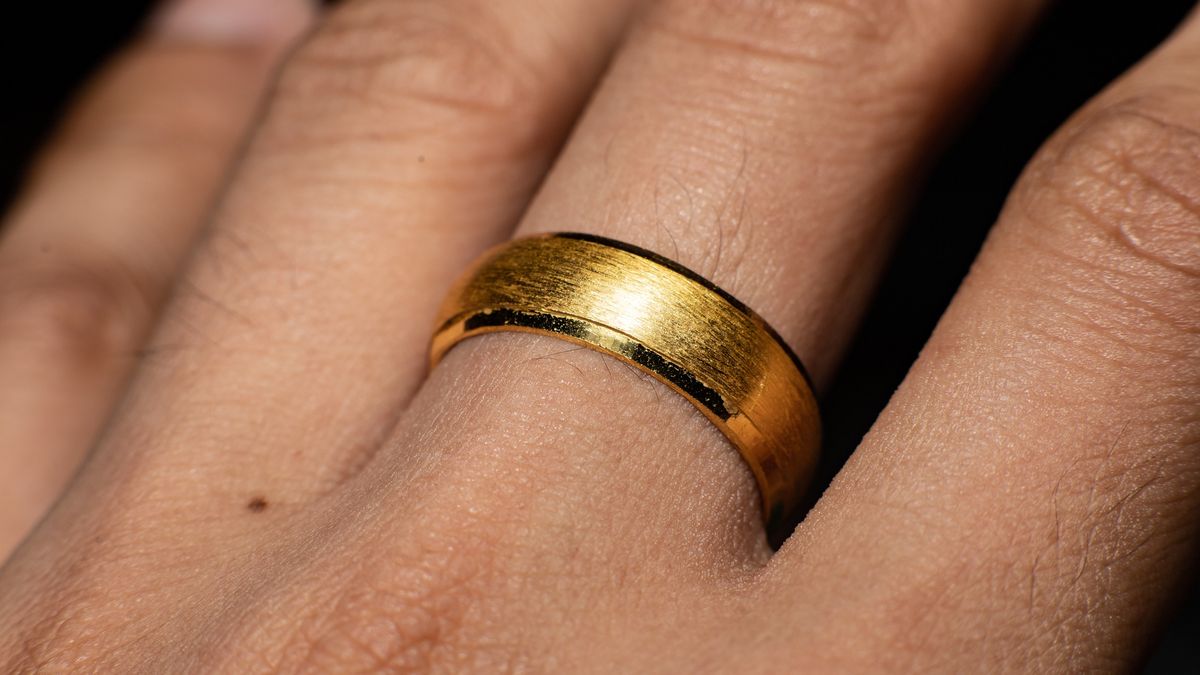 Dlaczego złoto brudzi skórę?