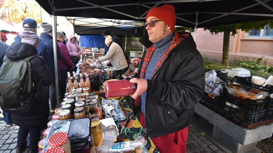 Doceńmy to, co mamy zdrowego, lokalnego i niekosztownego - mówi Filip Malinowski. To założyciel Fundacji Zdrowego Życia w Toruniu, organizator Wolnego Jarmarku Toruńskiego, organizator warsztatów zielarskich, szef &#34;Chwast Prast  Vegetarian Bistro&#34;, chodząca vege encyklopedia. Na zdjęciu: przy swoim stoisku na Wolnym Jarmarku.