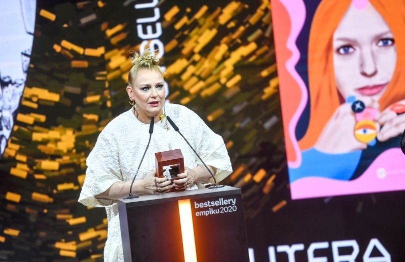 Katarzyna Nosowska uczy suczkę Jadzię o "modzie na brzydotę"