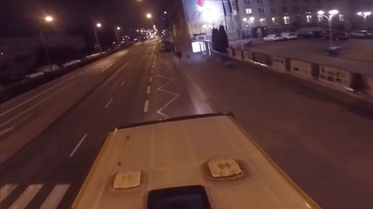YouTuber serfuje na autobusach w Warszawie