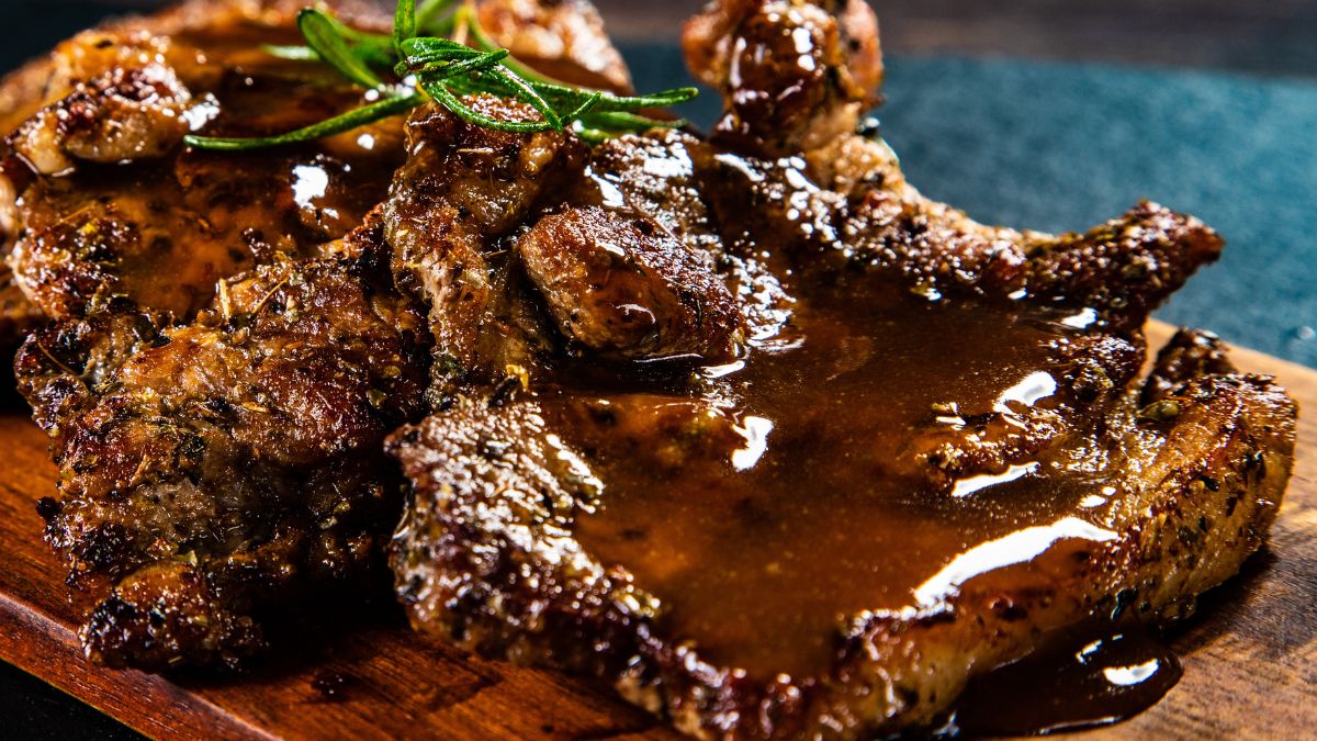 Karkówka z miodowym sosem to danie na specjalne okazje