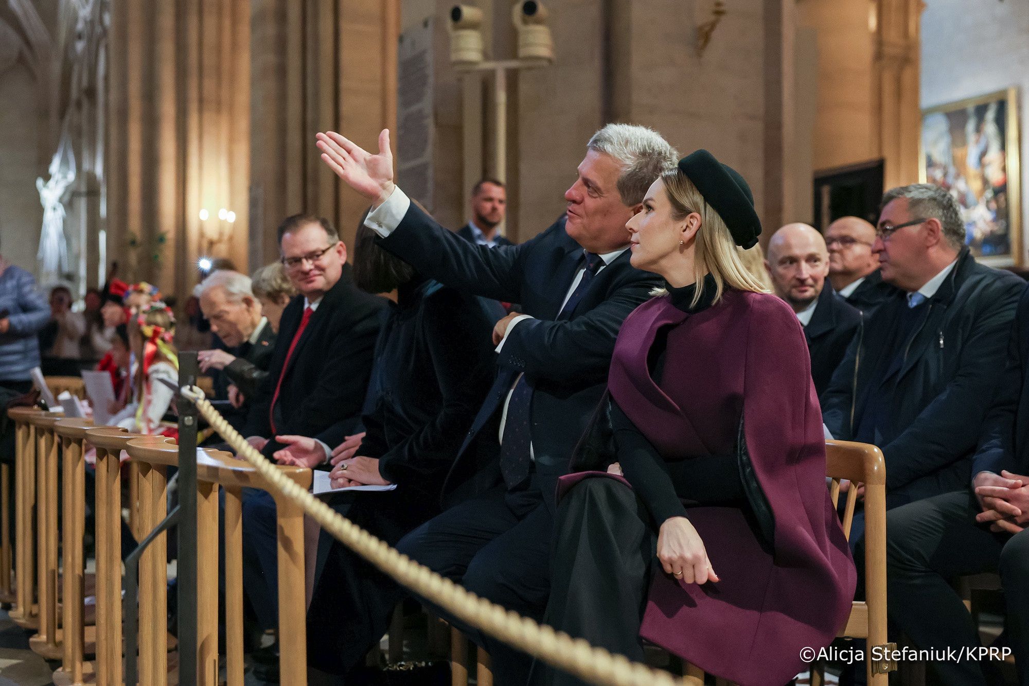 Marta Nawrocka w katedrze Notre-Dame