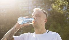 Kamil Grosicki gra z dziećmi w piłkę nożną i koszykówkę w reklamie Kubuś Waterrr Sport (wideo)