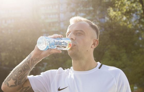 Kamil Grosicki gra z dziećmi w piłkę nożną i koszykówkę w reklamie Kubuś Waterrr Sport (wideo)