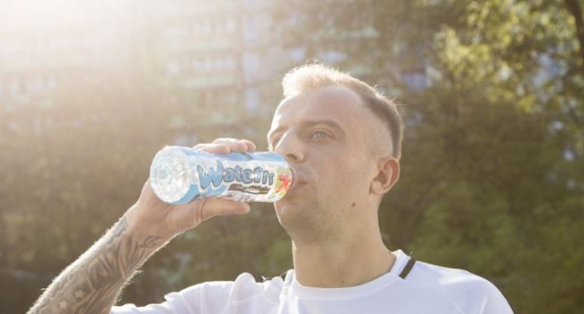 Kamil Grosicki gra z dziećmi w piłkę nożną i koszykówkę w reklamie Kubuś Waterrr Sport (wideo)