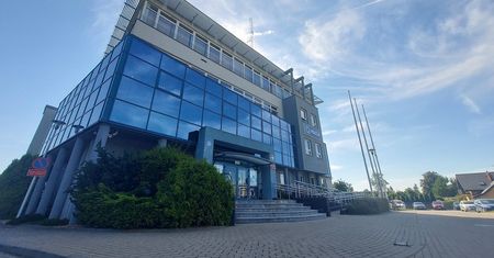 Miał sądowy zakaz prowadzenia pojazdów. Przywiózł brata pod komisariat