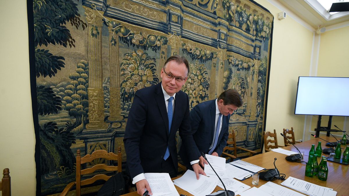 Na zdjęciu Arkadiusz Mularczyk i Marek Kuchciński w trakcie posiedzenia komisji sejmowej