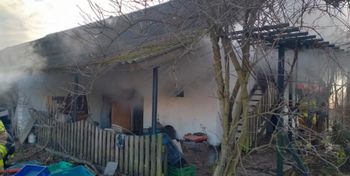 Świętokrzyskie: Strażacy walczyli z pożarem domku letniskowego