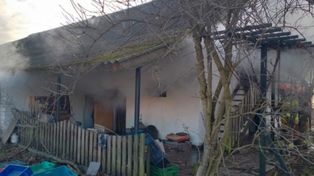 Świętokrzyskie: Strażacy walczyli z pożarem domku letniskowego