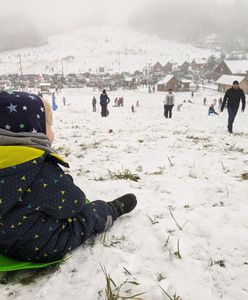 Beskidy. Na nartach nie wolno, więc jeżdżą na sankach…oby bezpiecznie