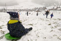 Beskidy. Na nartach nie wolno, więc jeżdżą na sankach…oby bezpiecznie