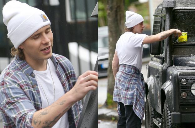 Niepocieszony Brooklyn Beckham wyciąga mandat zza wycieraczki (FOTO)