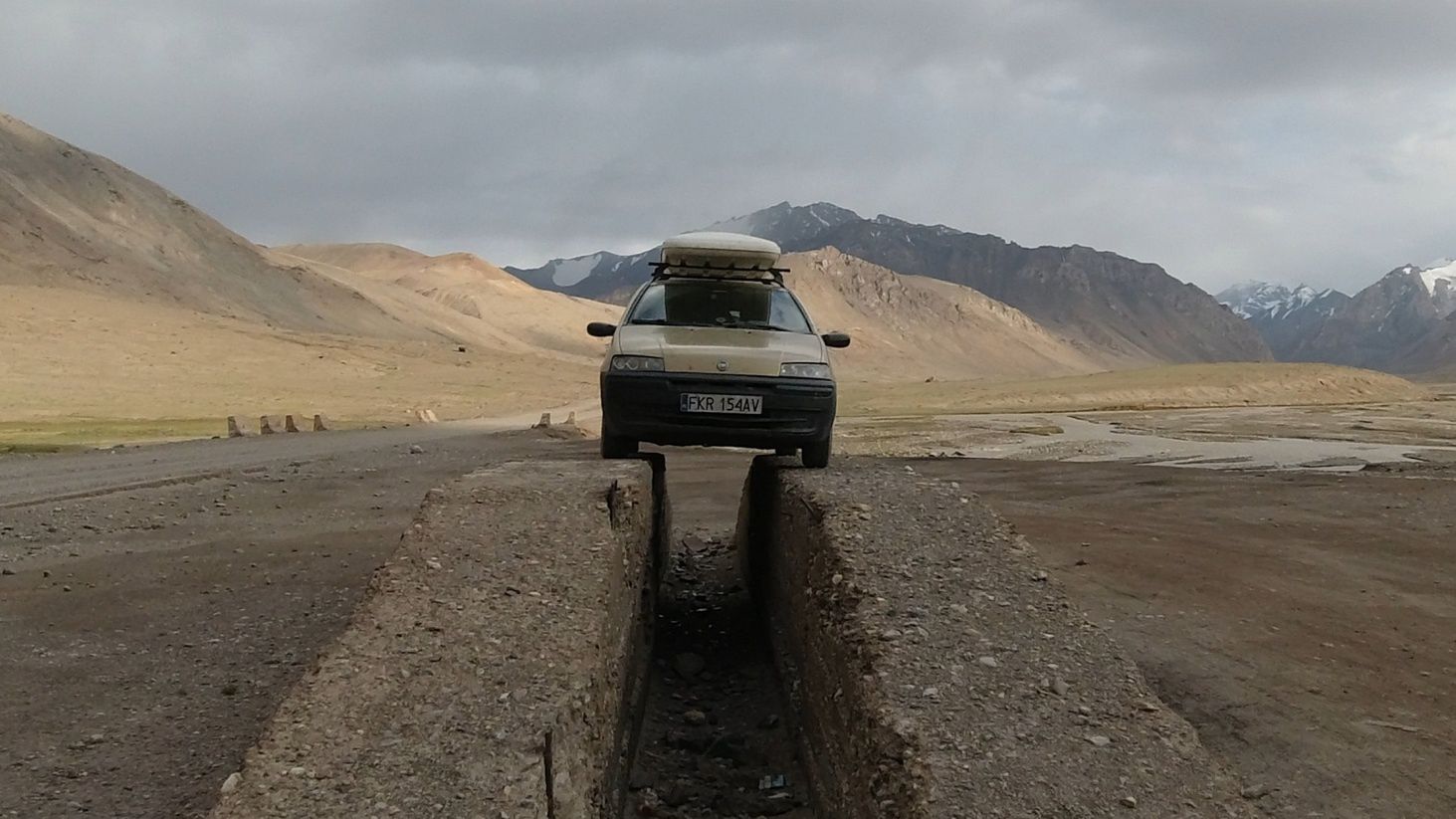 Przy Pamir Highway można napotkać takie kanały naprawcze