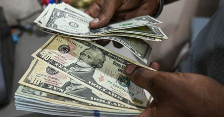 Dolar ciąży krajom rozwijającym się. Coraz częściej rozliczają dług w juanie i franku