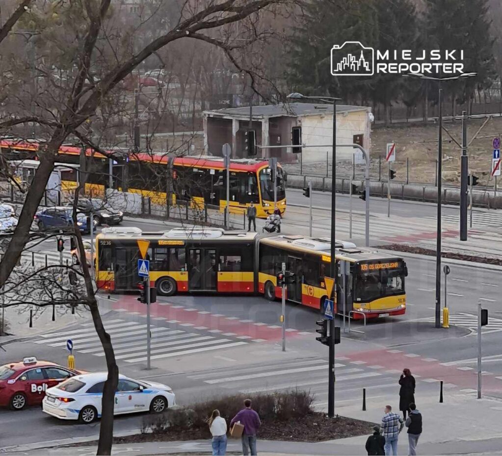 Nietypowa kolizja w Warszawie. Kierowca autobusu pomylił trasę